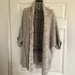 Sonoma 3/4 sleeve grey/white cardigan. Very Cute Size M. Light weight so layer